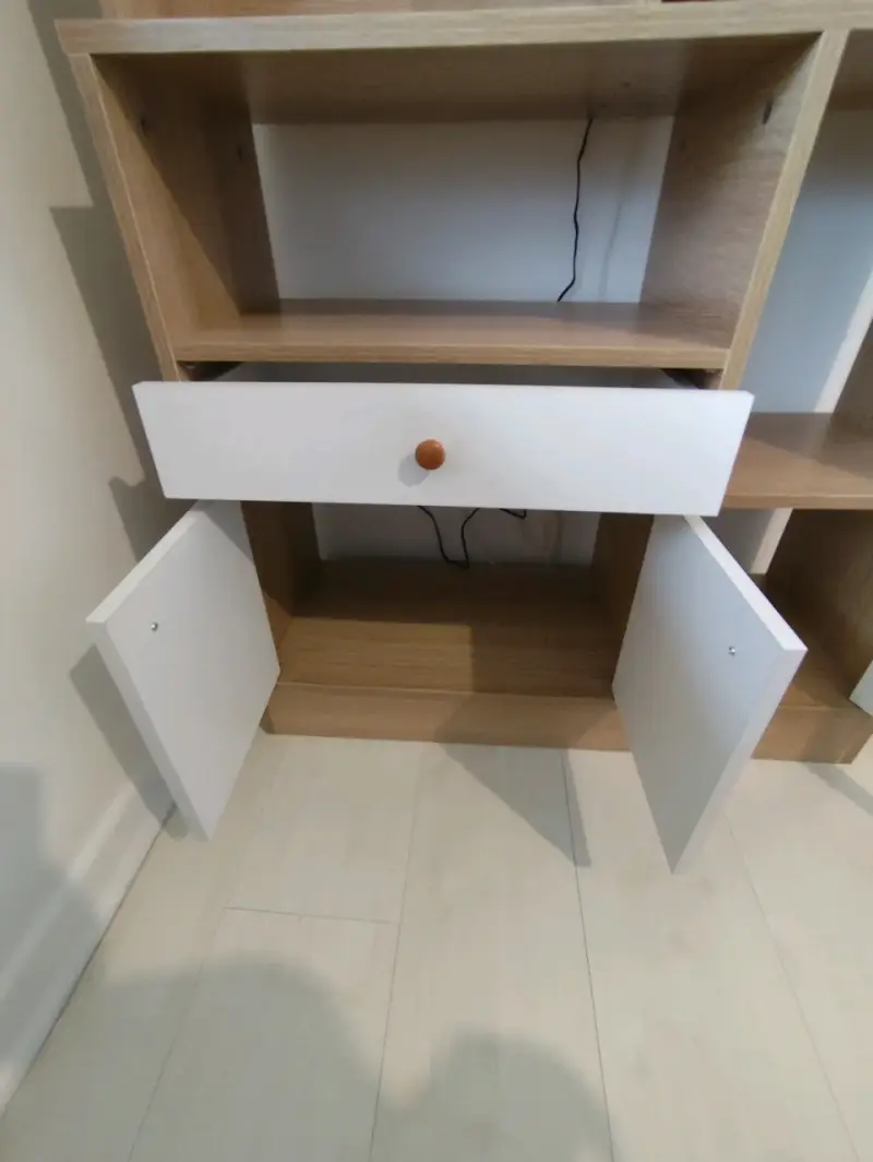 Estantería de madera con puertas y cajones - 3