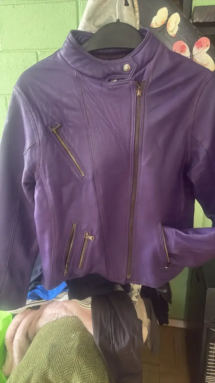 Chaqueta de cuero morada para mujer