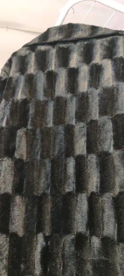 Abrigo de piel sintética negro con hebilla - miniatura 2