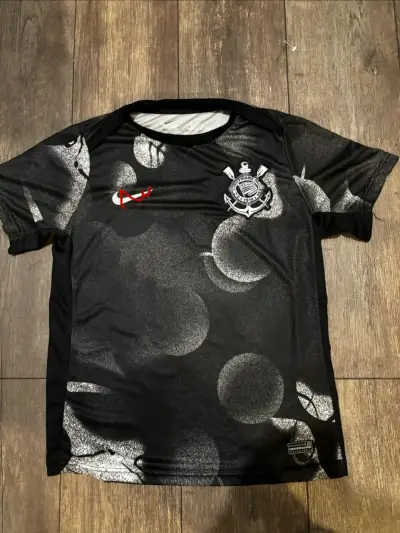 Camiseta deportiva negra con logo de equipo - miniatura 1