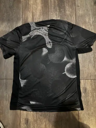 Camiseta deportiva negra con logo de equipo - miniatura 2