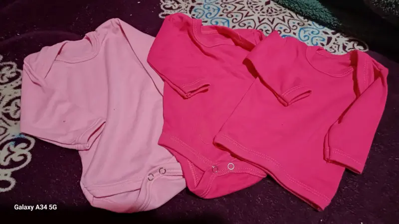 Conjunto de bodies para bebé en tonos rosados