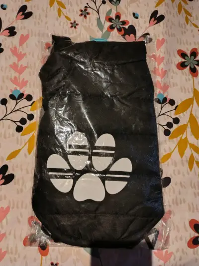 Chaleco para perro negro con diseño de huella - miniatura 1