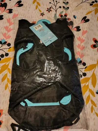 Chaleco para perro negro con diseño de huella - miniatura 2