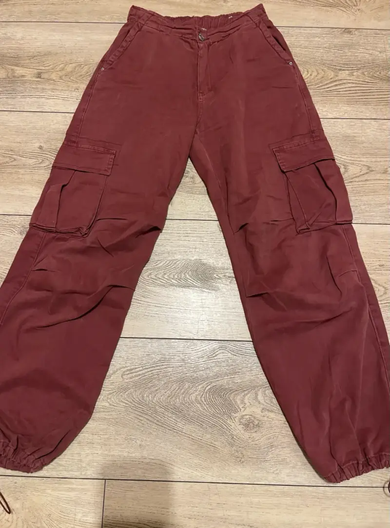 Pantalones cargo burdeos para mujer - 1