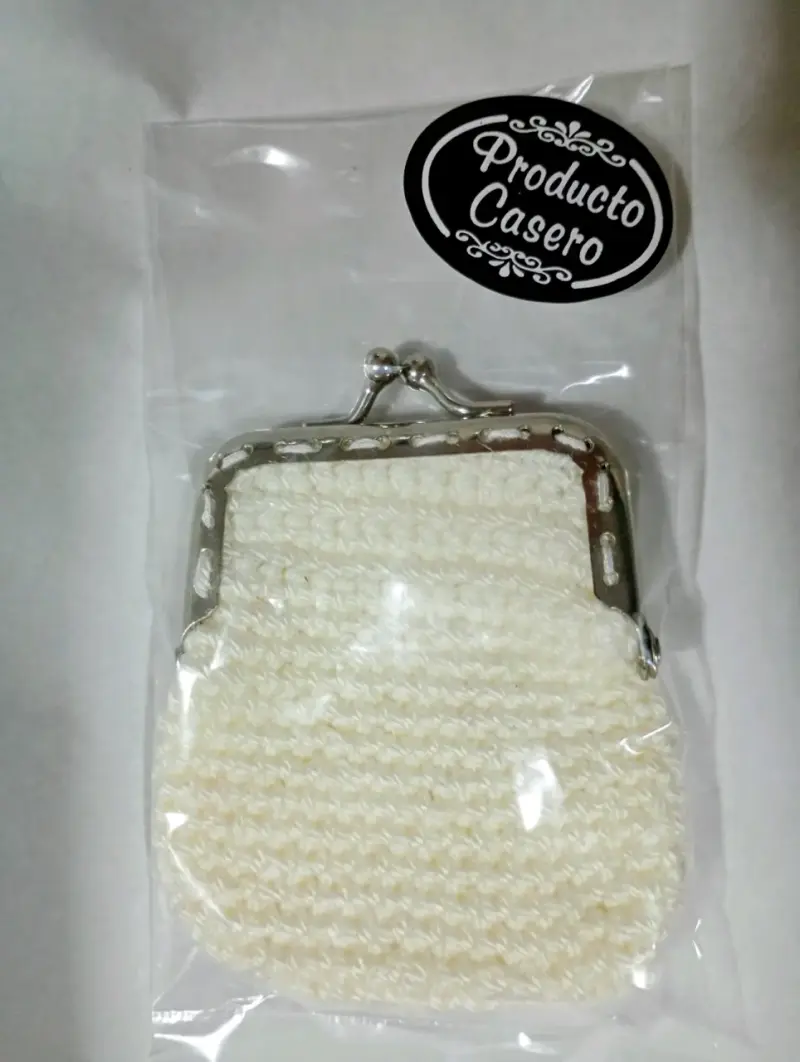 Monedero tejido a mano color blanco - 1