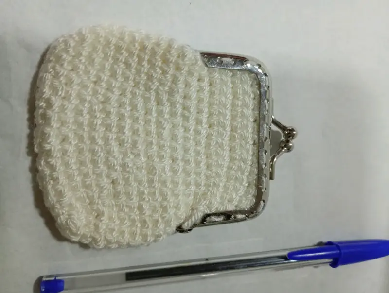 Monedero tejido a mano color blanco - 3