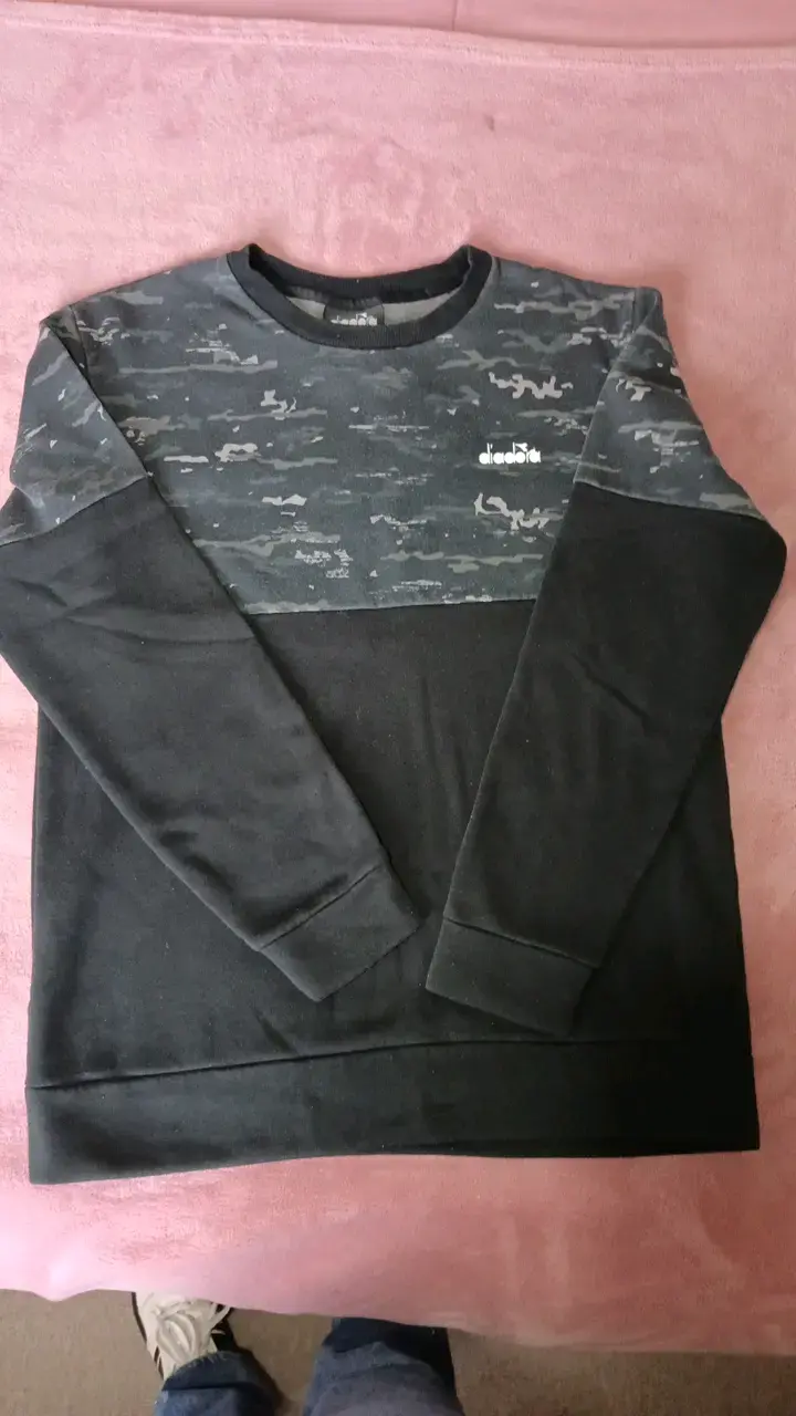 Polerón Diadora negro con diseño camuflado