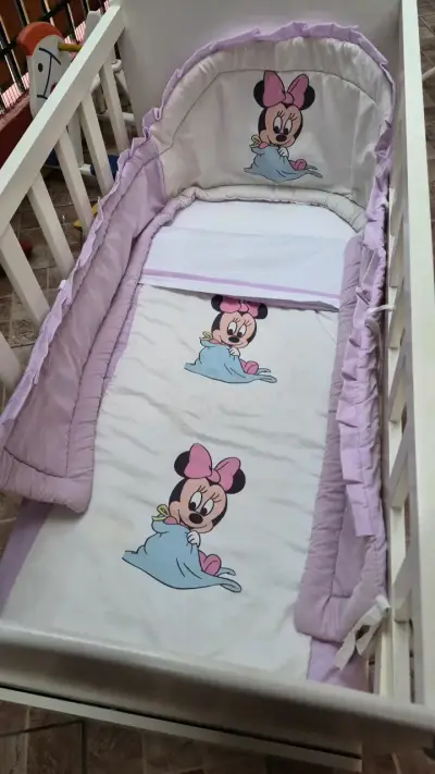 Cuna de bebé con diseño de Minnie Mouse - miniatura 1
