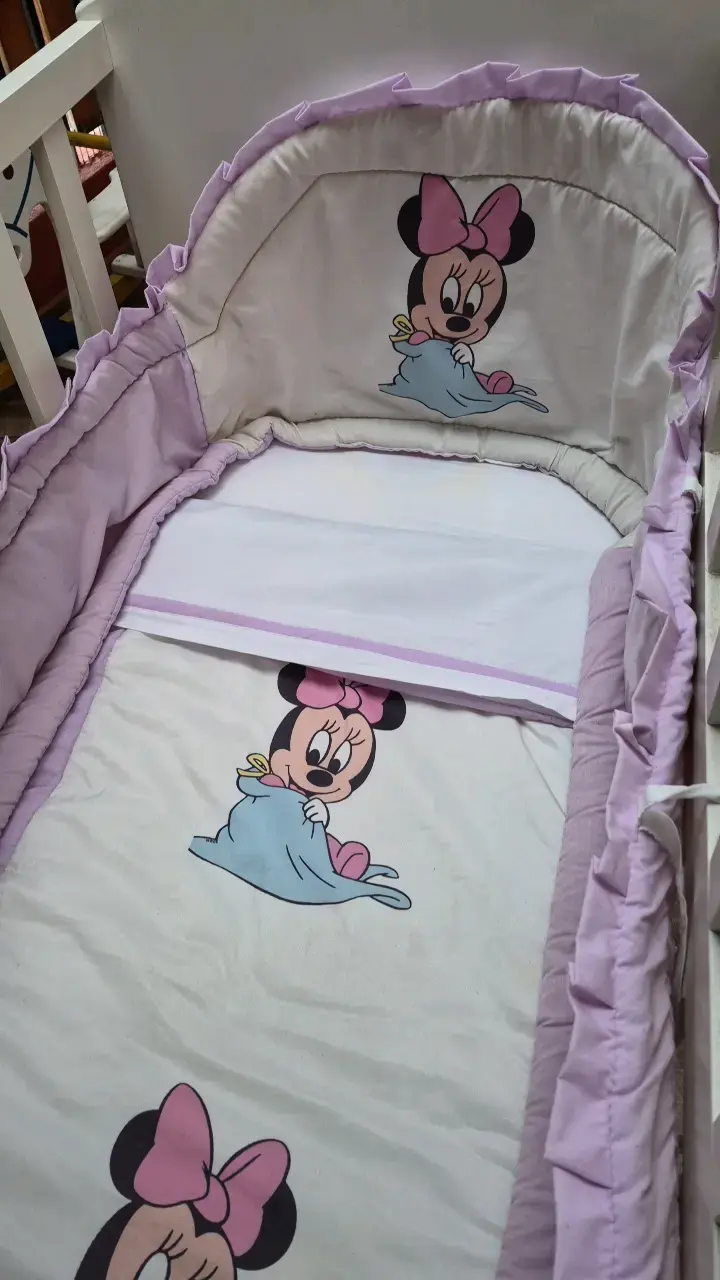 Cuna de bebé con diseño de Minnie Mouse - 3