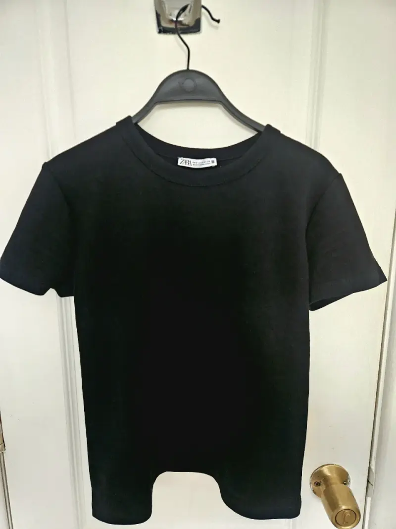 Polera negra básica Zara de mujer