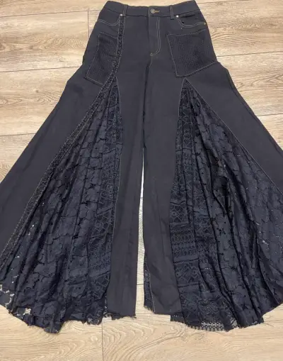 Pantalones acampanados negros con encaje - miniatura 1