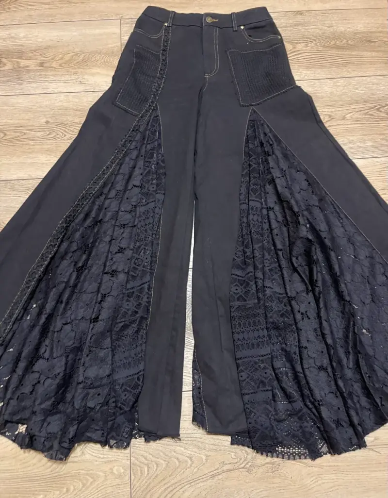 Pantalones acampanados negros con encaje - 2