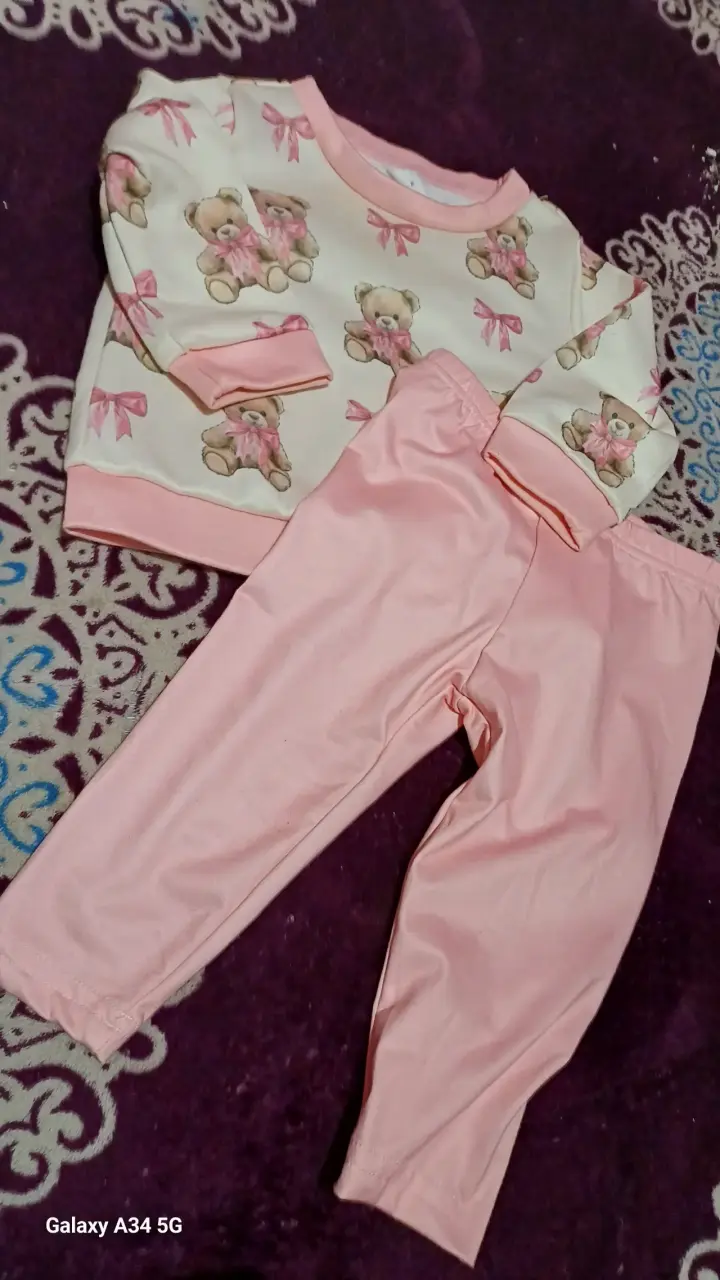 Conjunto de ropa infantil con ositos y lazos