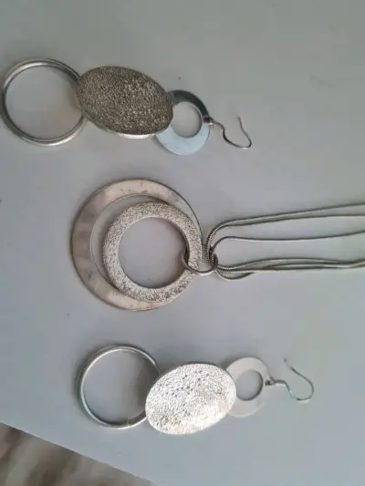 Conjunto de collar y aros de plata texturizada - miniatura 1