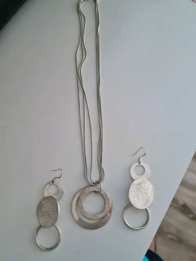 Conjunto de collar y aros de plata texturizada - miniatura 3