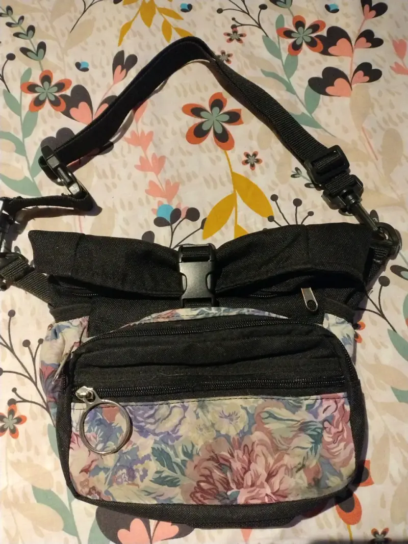 Riñonera negra con estampado floral