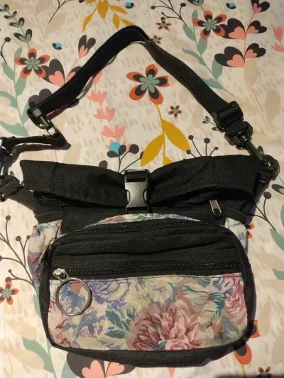 Riñonera negra con estampado floral - miniatura 1