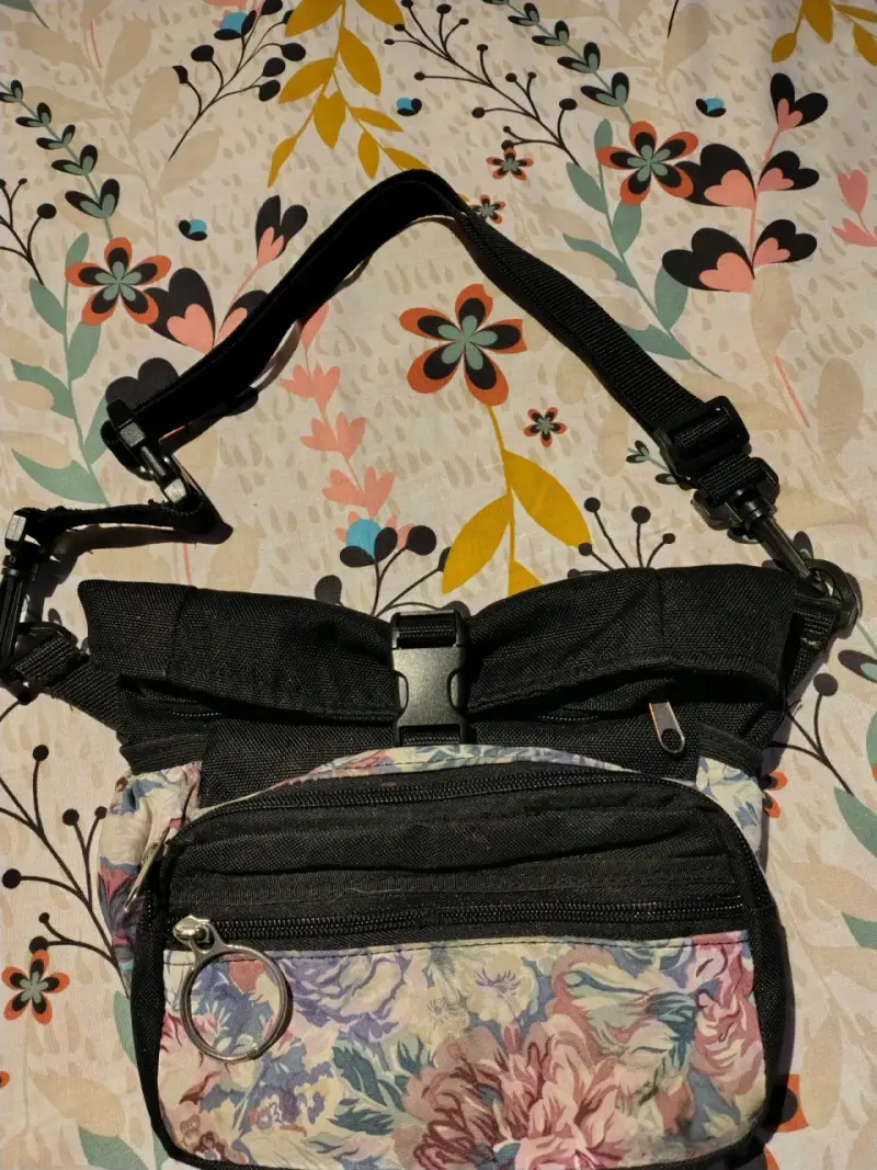 Riñonera negra con estampado floral - 2