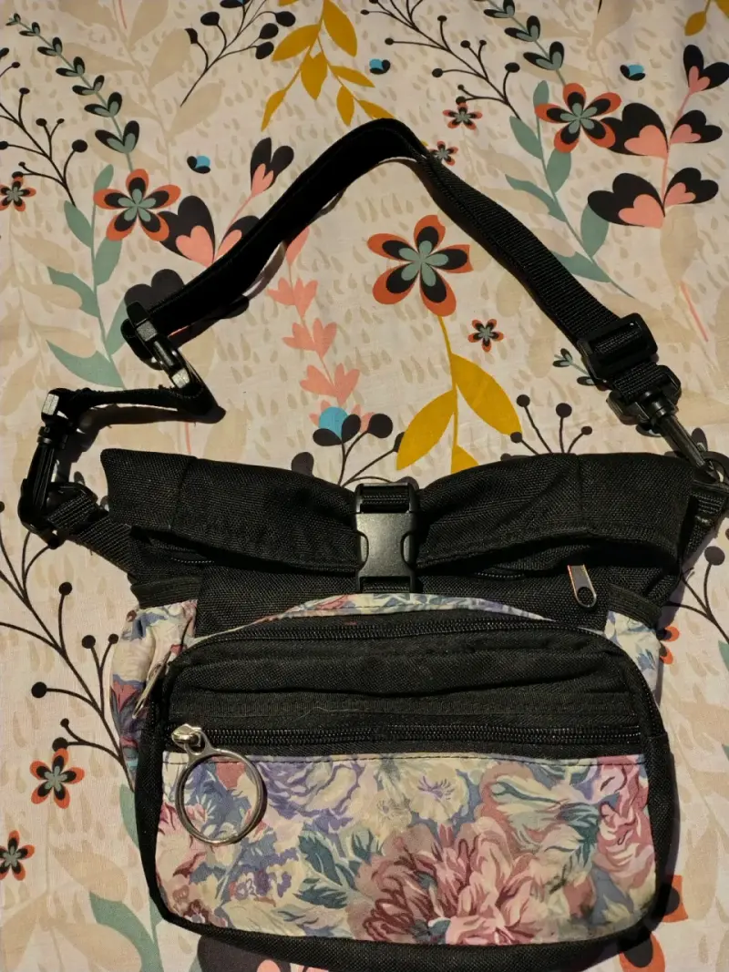 Riñonera negra con estampado floral - 3