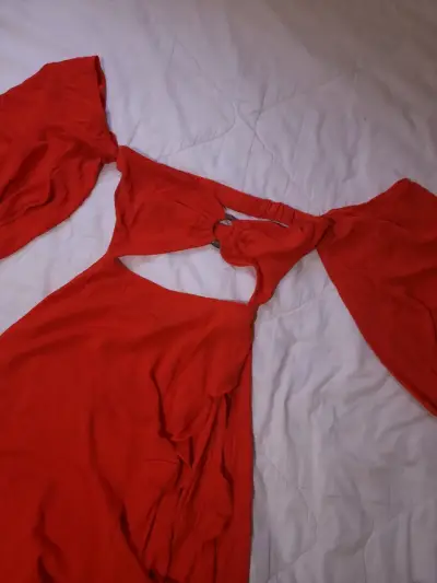 Vestido largo rojo con diseño cut-out - miniatura 4