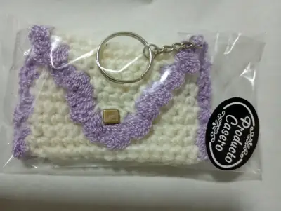 Llavero monedero de crochet con diseño artesanal - miniatura 1