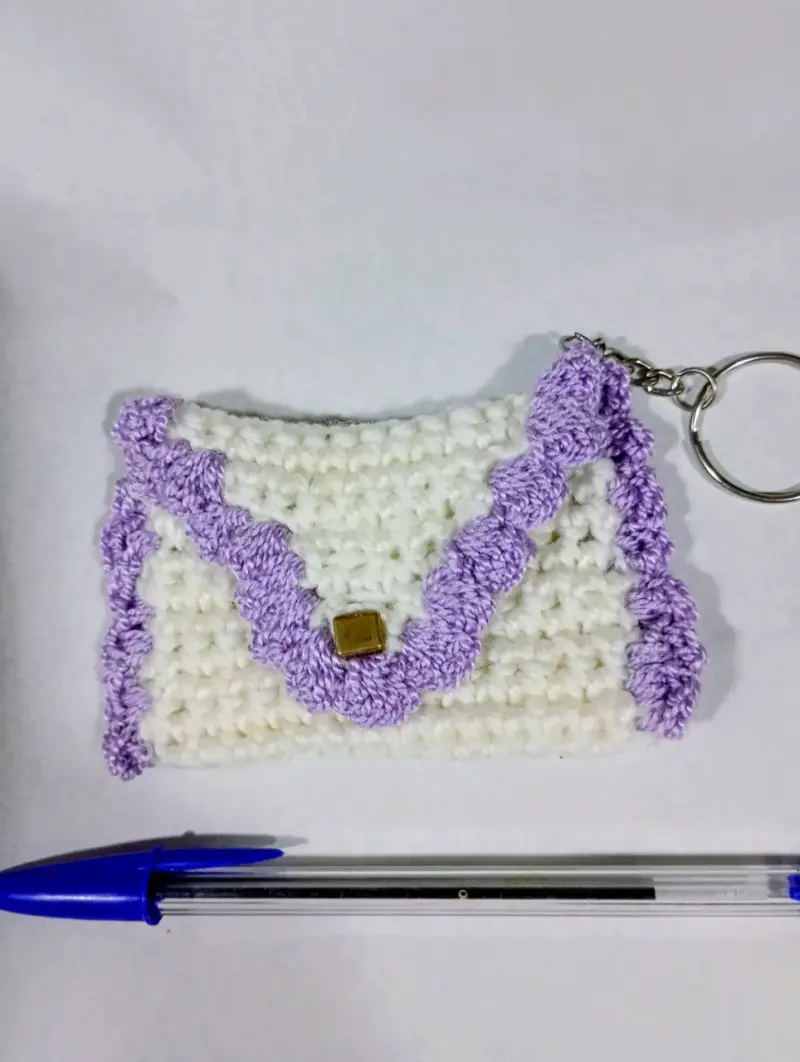 Llavero monedero de crochet con diseño artesanal - 2