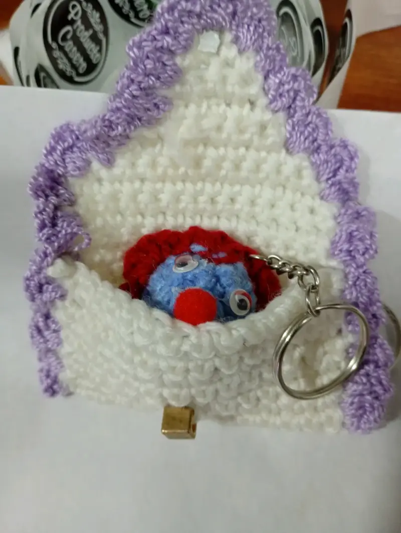 Llavero monedero de crochet con diseño artesanal - 4