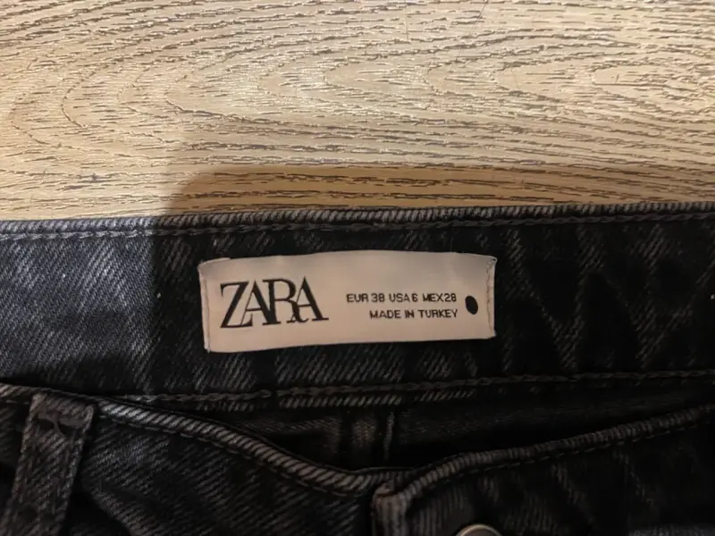 Jeans negros con diseño de manchas Zara - 2