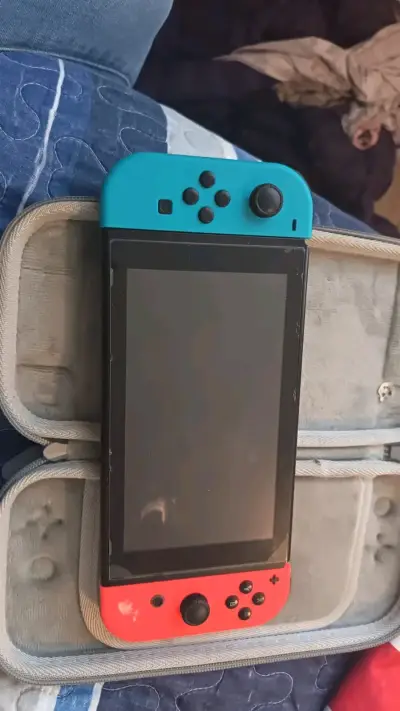 Consola Nintendo Switch con Joy-Con Rojo y Azul - miniatura 2