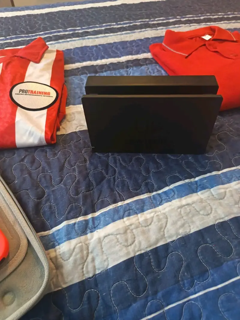 Consola Nintendo Switch con Joy-Con Rojo y Azul - 3