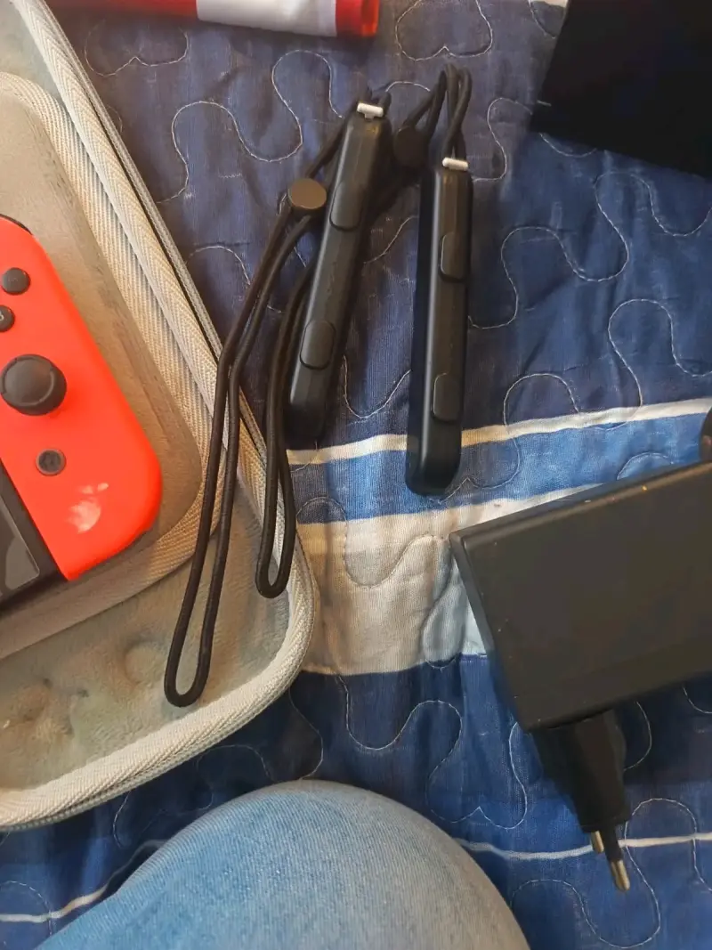 Consola Nintendo Switch con Joy-Con Rojo y Azul - 5