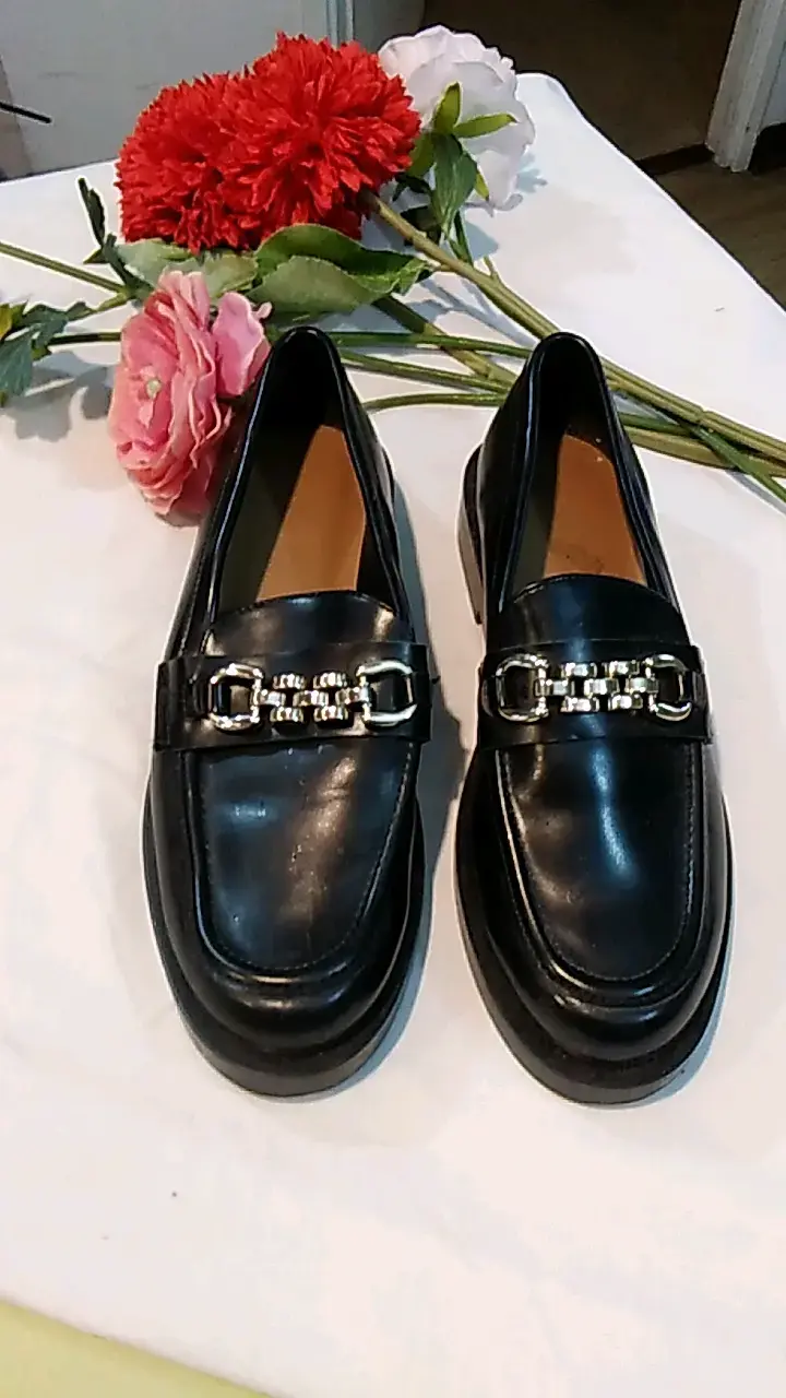 Mocasines de cuero negro con detalle metálico
