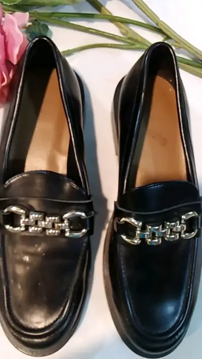Mocasines de cuero negro con detalle metálico - miniatura 2