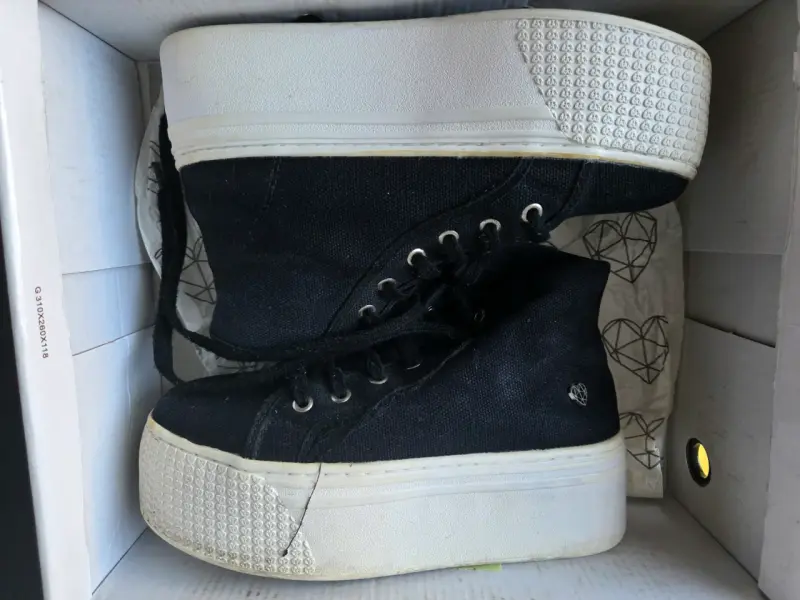 Zapatillas negras con plataforma alta - 1
