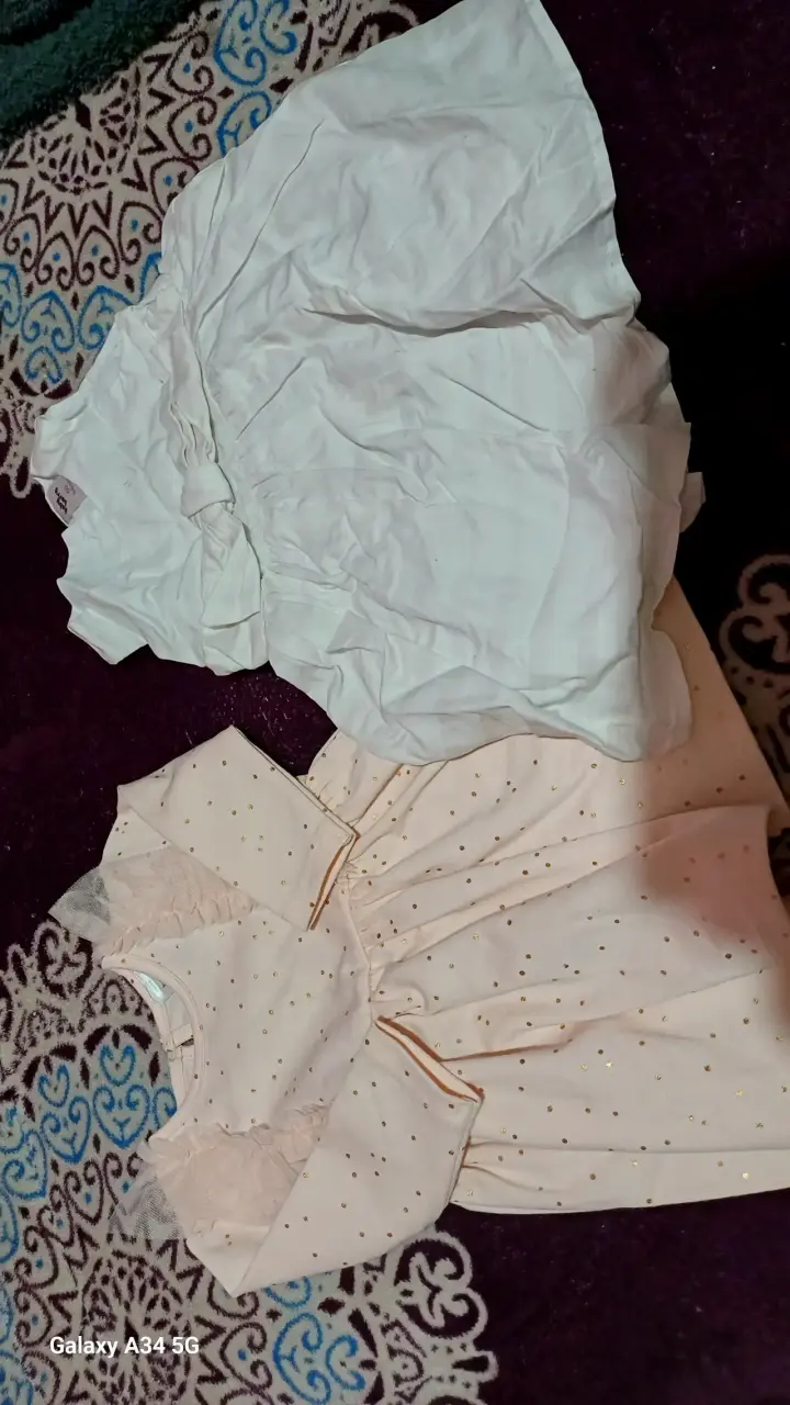 Vestido de niña con detalles dorados