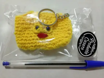 Llavero monedero tejido a crochet amarillo patito - miniatura 1