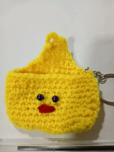 Llavero monedero tejido a crochet amarillo patito - miniatura 3