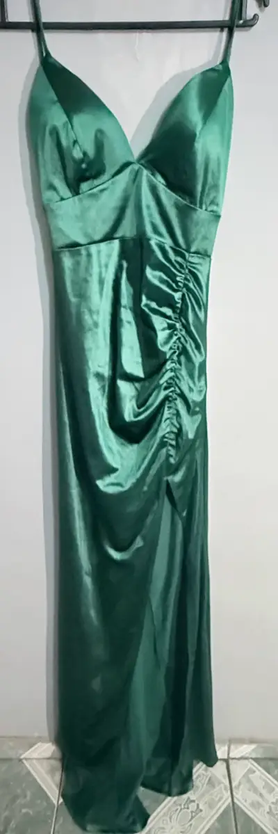 Vestido largo verde satinado con abertura - miniatura 1