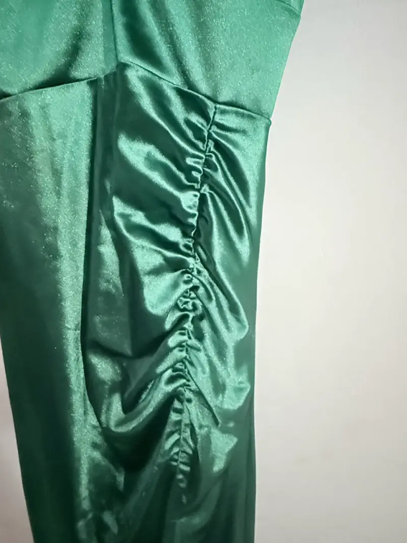 Vestido largo verde satinado con abertura - 2