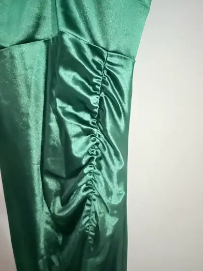 Vestido largo verde satinado con abertura - miniatura 2