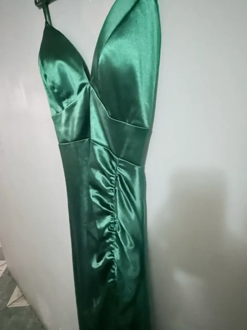 Vestido largo verde satinado con abertura - 3