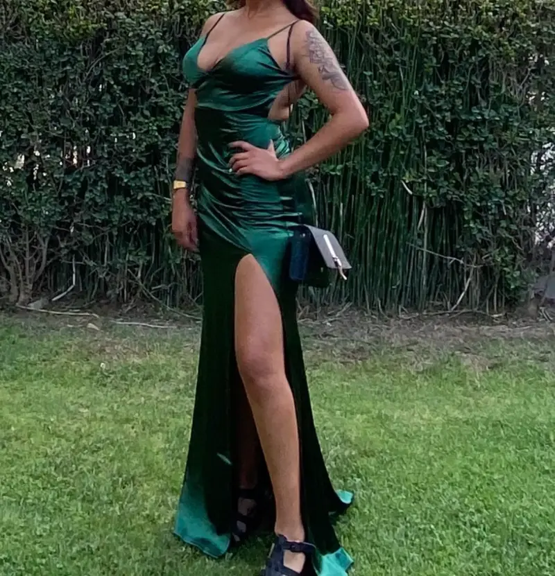 Vestido largo verde satinado con abertura - 4