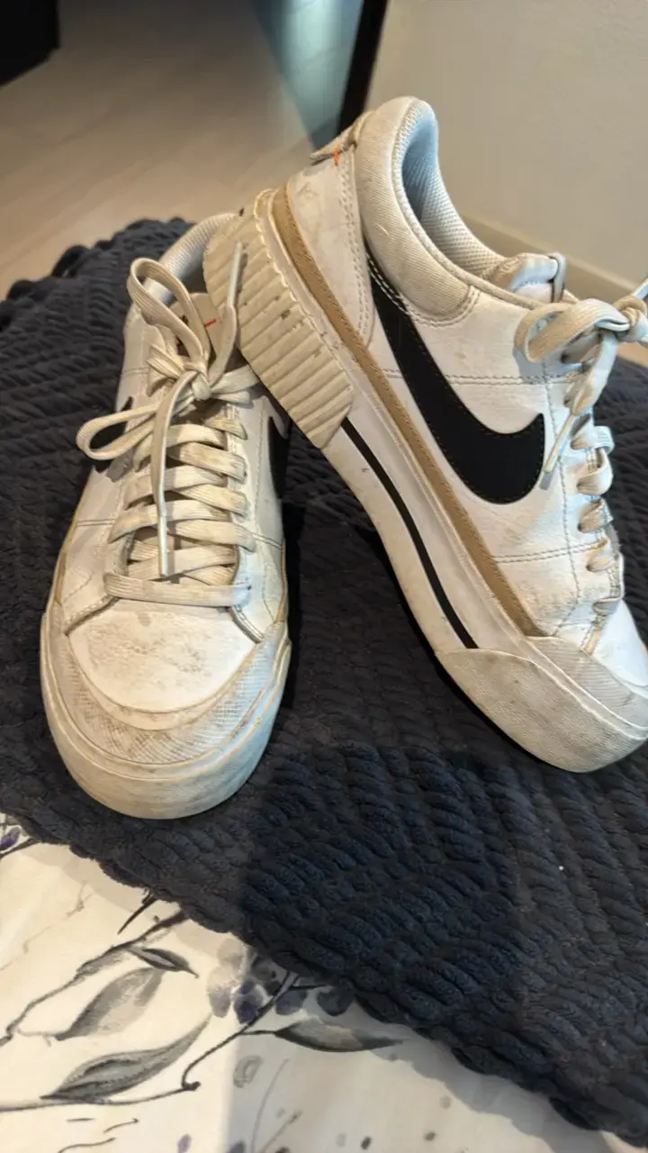 Zapatillas deportivas blancas con logo negro