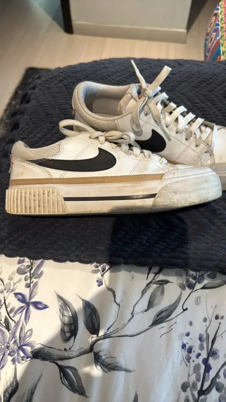 Zapatillas deportivas blancas con logo negro - 2