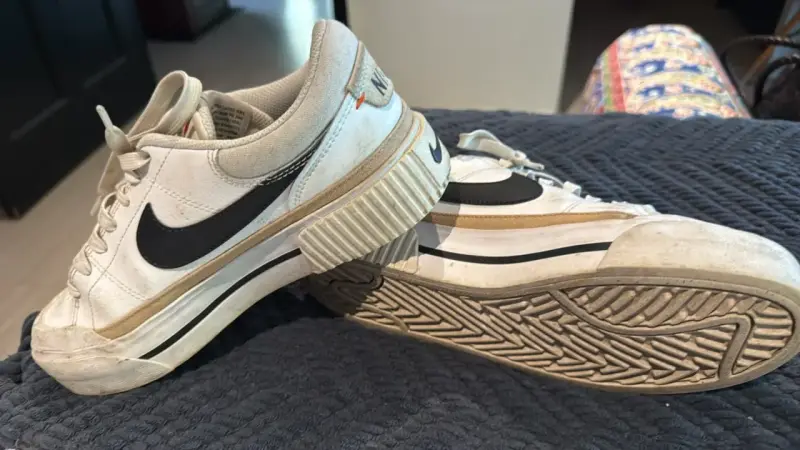Zapatillas deportivas blancas con logo negro - 3