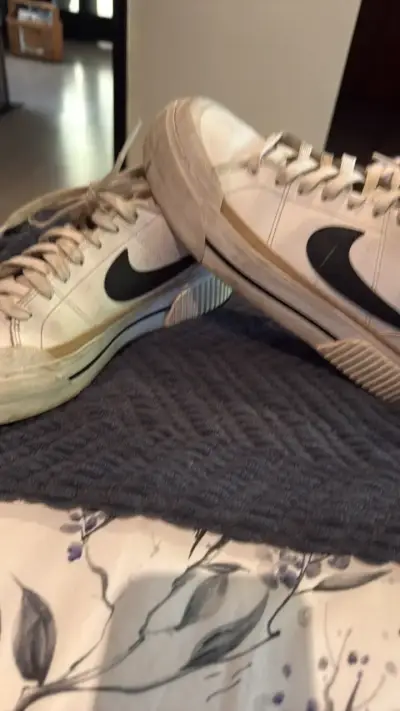 Zapatillas deportivas blancas con logo negro - miniatura 4