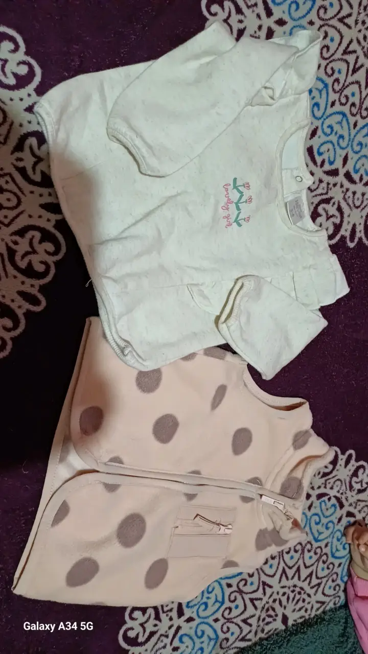 Conjunto de ropa para bebé con diseño de puntos