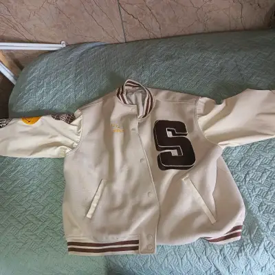 Chaqueta estilo varsity beige con letra S - miniatura 1