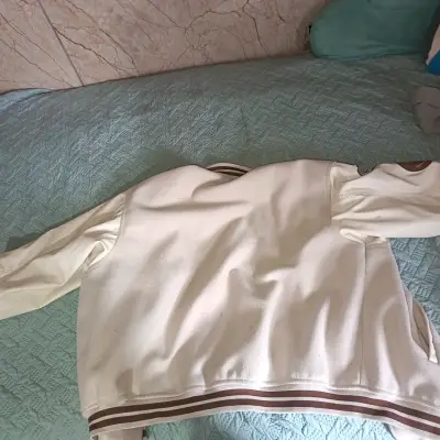 Chaqueta estilo varsity beige con letra S - miniatura 2